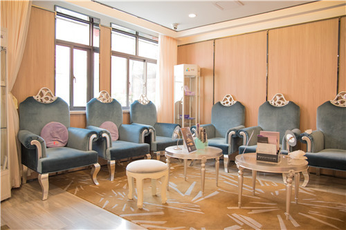 大小眼形成原因解析丨上海美立方医疗美容医院专家详解矫正方案及费用标准